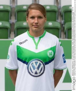 Fußball, Allianz Frauen-Bundesliga, Fototermin VfL Wolfsburg; Babett Peter (8), Porträt, Portait, Einzelbild. xtgx