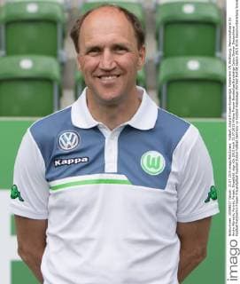 Fußball, Allianz Frauen-Bundesliga, Fototermin VfL Wolfsburg; Mannschaftsarzt Dr. Andre Albrecht, Porträt, Portait, Einzelbild. xtgx