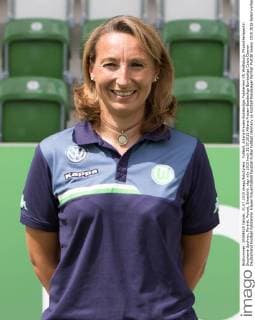 Fußball, Allianz Frauen-Bundesliga, Fototermin VfL Wolfsburg; Physiotherapeutin Stephanie Spohner, Porträt, Portait, Einzelbild. xtgx