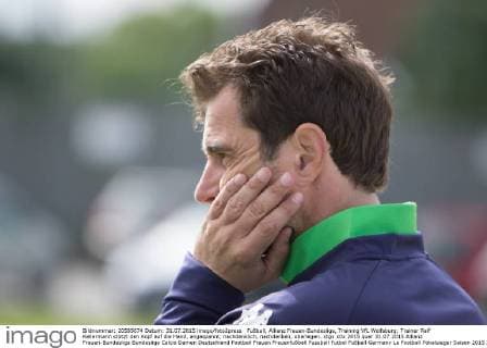 Fußball, Allianz Frauen-Bundesliga, Training VfL Wolfsburg; Trainer Ralf Kellermann stützt den Kopf auf die Hand, angespannt, nachdenklich, nachdenken, überlegen. xtgx