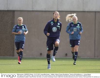 Fußball, Allianz Frauen-Bundesliga, Training VfL Wolfsburg; v.l. Anna Blässe, Yuki Ogimi, Synne Jensen. xtgx