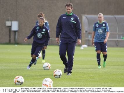 Fußball, Allianz Frauen-Bundesliga, Training VfL Wolfsburg; v.l. Yuki Ogimi, Trainer Ralf Kellermann, Noelle Maritz. xtgx