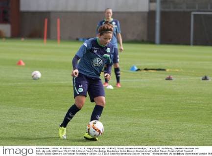 Fußball, Allianz Frauen-Bundesliga, Training VfL Wolfsburg; Vanessa Bernauer am Ball. xtgx