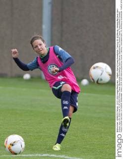 Fußball, Allianz Frauen-Bundesliga, Training VfL Wolfsburg; Vanessa Bernauer beim Schuss. xtgx
