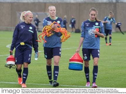 Fußball, Allianz Frauen-Bundesliga, Training VfL Wolfsburg; v.l. Julia Simic und die Neuzugänge Synne Jensen und Tessa Wullaert tragen Trainingsmaterial. xtgx