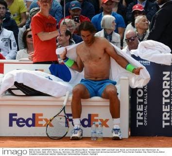 Rafael Nadal (ESP) wechselt sein Hemd und trocknet sich den Oberkörper ab. Bet-At-Home Open 2015, Hamburg, Germany