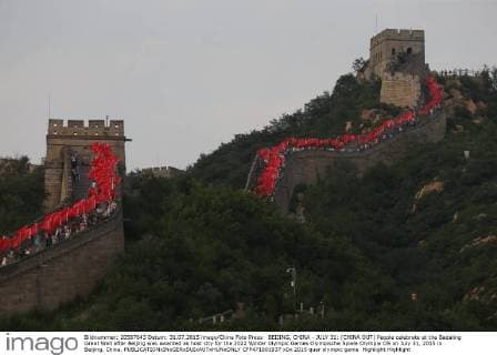 BEIJING, CHINA - JULY 31: (CHINA OUT) People celebrate at the Badaling Great Wall after Beijing was awarded as host city for the 2022 Winter Olympic Games Olympische Spiele Olympia OS on July 31, 2015 in Beijing, China.  CFP471001937 