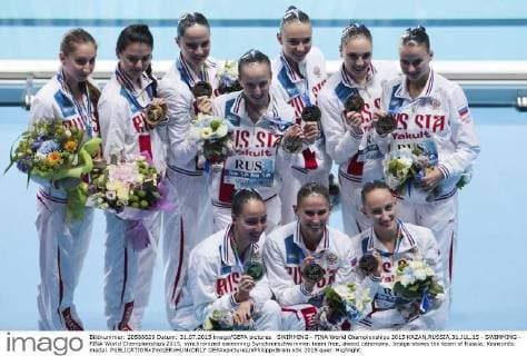 SWIMMING - FINA World Championships 2015 KAZAN,RUSSIA,31.JUL.15 - SWIMMING - FINA World Championships 2015, synchronized swimming Synchronschwimmen team free, award ceremony. Image shows the team of Russia. Keywords: medal. GEPAxpictures xPhilippxBrem