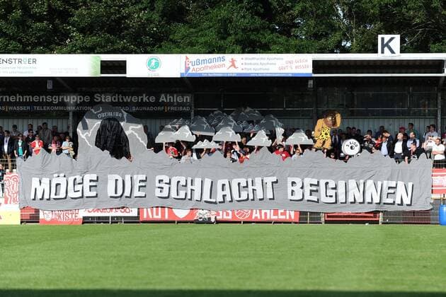 Fußball, Stadiongeschichte Rot Weiß Ahlen Fußball Regionalliga West 1. Spieltag Rot Weiss Ahlen - Alemannia Aachen am 31.07.2015 im Wersestadion in Ahlen Banner der Ahlener Fans xTTx