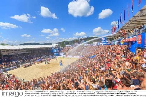 31.07.2015, Strandbad, Klagenfurt, AUT, A1 Beachvolleyball EM 2015, im Bild Wasser marsch am Centercourt during of the A1 Beachvolleyball European Championship EM Europameisterschaft at the Strandbad Klagenfurt, Austria on 2015 07 31.  EX_STE  