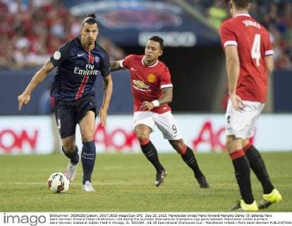 July 29, 2015: Manchester United ManU forward Memphis DePay (9) defends Paris Saint-Germain forward Zlatan Ibrahimovic (10) during the Guinness International Champions Cup game between Manchester United and Paris Saint-Germain hosted at Soldier Field in Chicago, IL. SOCCER: JUL 29 International Champions Cup - Manchester United v Paris Saint-Germain Icon2015072904 EDITORIAL USE ONLY