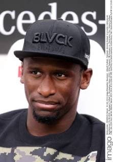 Aktuell Fußball, Testspiel, Antonio Rüdiger in privater Kleidung am Spielfeldrand 01.08.2015, Stuttgart, Fußball 1. Bundesliga Saison 2015 2016 Testspiel VfB Stuttgert vs. Manchester City: Antonio Rüdiger (VfB)