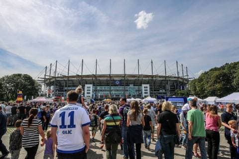 Deutschland, Hamburg , Imtech Arena, Fussball, 1. Bundesliga, Saison 2015 2016 , Hamburger SV - Zuschauer auf dem Weg zum Stadion