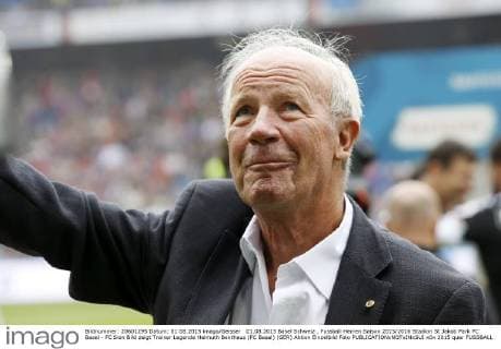 01.08.2015 Basel Schweiz , Fussball Herren Saison 2015 2016 Stadion St.Jakob Park FC Basel - FC Sion Bild zeigt Trainer Legende Helmuth Benthaus (FC Basel) (GER) Aktion Einzelbild Foto 