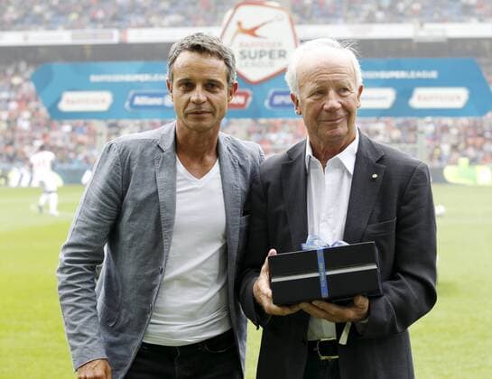 01.08.2015 Basel Schweiz , Fussball Herren Saison 2015 2016 Stadion St.Jakob Park FC Basel - FC Sion Bild zeigt v.li Praesident Bernhard Heusler (FC Basel) Trainer Legende Helmuth Benthaus (FC Basel) (GER) wurde 80 Aktion Einzelbild Foto 