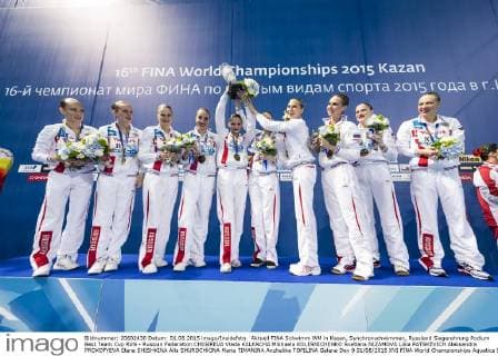 Aktuell FINA Schwimm WM in Kasan, Synchronschwimmen, Russland Siegerehrung Podium Best Team Cup RUS - Russian Federation CHIGIREVA Vlada KALANCHA Mikhaela KOLESNICHENKO Svetlana NIZAMOVA Liliia PATSKEVICH Aleksandra PROKOFYEVA Elena SHISHKINA Alla SHUROCHKINA Maria TIMANINA Anzhelika TOPILINA Gelena Day 9 01 08 2015 XVI FINA World Championships Aquatics Synchro ( Synchronschwimmen) Kazan Tatarstan July 24 - Aug. 9 2015 GiorgioxScala