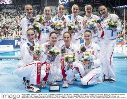 Aktuell FINA Schwimm WM in Kasan, Synchronschwimmen, Russland Siegerehrung Podium Gold Medal RUS - Russian Federation CHIGIREVA Vlada KALANCHA Mikhaela KOLESNICHENKO Svetlana NIZAMOVA Liliia PATSKEVICH Aleksandra PROKOFYEVA Elena SHISHKINA Alla SHUROCHKINA Maria TIMANINA Anzhelika TOPILINA Gelena Day 9 01 08 2015 XVI FINA World Championships Aquatics Synchro ( Synchronschwimmen) Kazan Tatarstan July 24 - Aug. 9 2015 GiorgioxScala