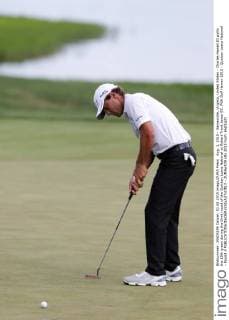 Aug. 1, 2015 - Gainesville, Virginia, United States - Charles Howell III putts the 18th green during the third round of the Quicken Loans National at Robert Trent Jones GC. PGA Golf Herren 2015 - Quicken Loans National - Round 3 - ZUMAw109