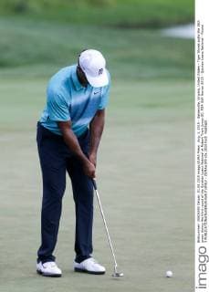 Aug. 1, 2015 - Gainesville, Virginia, United States - Tiger Woods putts the 18th green during the third round of the Quicken Loans National at Robert Trent Jones GC. PGA Golf Herren 2015 - Quicken Loans National - Round 3 - ZUMAw109