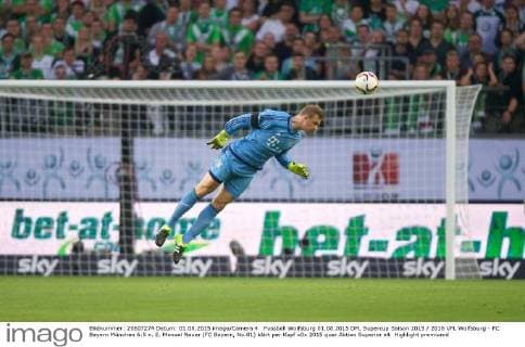 Fussball Wolfsburg 01.08.2015 DFL Supercup Saison 2015 2016 VFL Wolfsburg - FC Bayern München 6:5 n. E. Manuel Neuer (FC Bayern, No.01) klärt per Kopf