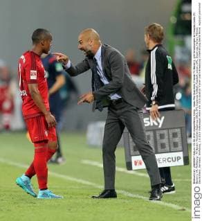 Josep Pep Guardiola (Trainer FC Bayern), gibt Anweisungen an Douglas Costa (FC Bayern), VfL Wolfsburg - FC Bayern München Supercup 2015, DFL-Supercup Fußball, Fussball, soccer, DFL, Supercup, Herren, Männer, Deutschland, Germany, Wolfsburg, 1.8.2015 Volkswagen Arena