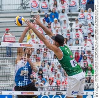 02.08.2015, Strandbad, Klagenfurt, AUT, A1 Beachvolleyball EM 2015, Halbfinale Herren, im Bild links hinten Reinder Nummerdor 1 NED, rechts Alex Ranghieri 1 ITA during Semifinal Final Men, of the A1 Beachvolleyball European Championship EM Europameisterschaft at the Strandbad Klagenfurt, Austria on 2015 08 02.  EX_STE  