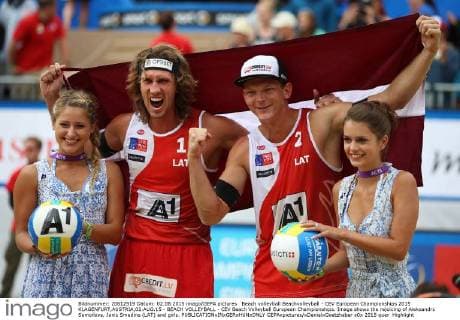 Beach volleyball Beachvolleyball - CEV European Championships 2015 KLAGENFURT,AUSTRIA,02.AUG.15 - BEACH VOLLEYBALL - CEV Beach Volleyball European Championships. Image shows the rejoicing of Aleksandrs Samoilovs, Janis Smedins (LAT) and girls. GEPAxpictures xDanielxGoetzhaber