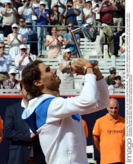 Rafael Nadal (ESP) präsentiert seinen Siegerpokal. Bet-At-Home Open 2015, Hamburg, Germany