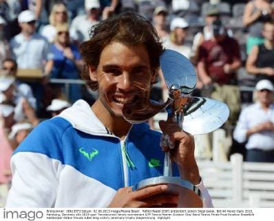 Rafael Nadal (ESP) präsentiert seinen Siegerpokal. Bet-At-Home Open 2015, Hamburg, Germany