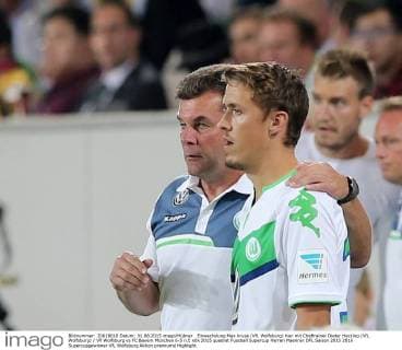 Einwechslung Max Kruse (VfL Wolfsburg) hier mit Cheftrainer Dieter Hecking (VfL Wolfsburg) Vfl Wolfsburg vs FC Bayern München 6-5 n.E