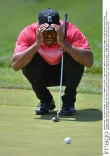 Tiger Woods lines up a shot on the 16th green during the final round of the Quicken Loans National at Robert Trent Jones Golf Course in Gainesville, Virginia on August 2, 2015.  WAP20150802303 KEVINxDIETSCH
