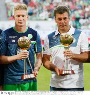 Ehrung Trainer und Spieler des Jahres - Kevin De Bruyne und Trainer Dieter Hecking (VfL Wolfsburg) - Supercup Saison 2015-2016 VfL Wolfsburg vs. FC Bayern Muenchen in der Volkswagen Arena in Wolfsburg - Deutschland, Fußball, Mann, Maenner,01.08.2015