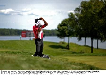 Tiger Woods wipes his face on the 17th green during the final round of the Quicken Loans National at Robert Trent Jones Golf Course in Gainesville, Virginia on August 2, 2015.  WAP20150802336 KEVINxDIETSCH