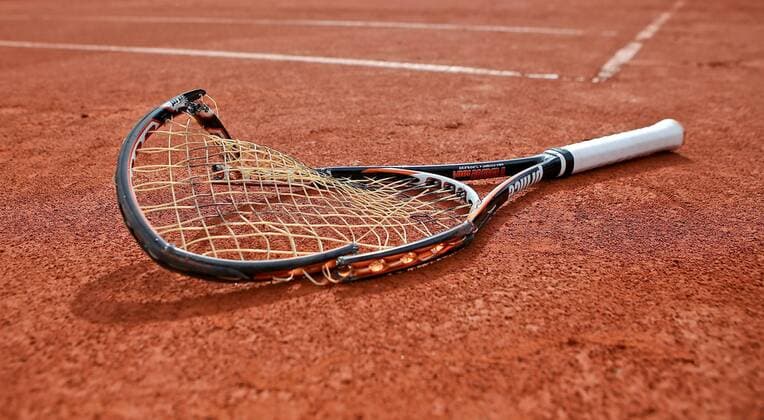 Montag 27.07.2015, Tennis, German Tennis Championships 2015, bet-at-home Open am Hamburger Rothenbaum: der demolierte Schlaeger von Albert Montanes (ESP) DeFodi502