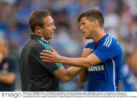 Sonntag 02.08.2015, Saison 2015 2016, Testspiel in Gelsenkirchen, FC Schalke 04 - F.C. Twente Enschede, 1:1, Trainer Andre Breitenreiter (S04) mit Klaas-Jan HUNTELAAR (S04) DeFodi001