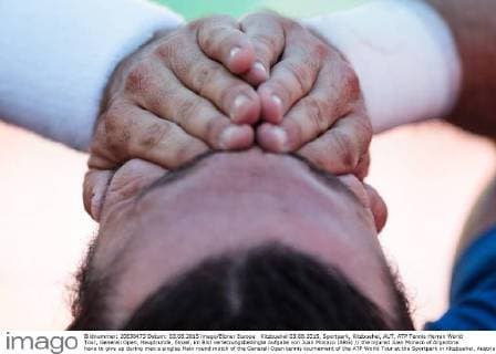Kitzbuehel 03.08.2015, Sportpark, Kitzbuehel, AUT, ATP Tennis Herren World Tour, Generali Open, Hauptrunde, Einzel, im Bild verletzungsbedingte Aufgabe von Juan Monaco (ARG) the injured Juan Monaco of Argentina have to give up during men s singles Main round match of the Generali Open tennis tournament of the ATP World Tour at the Sportpark in Kitzbuehel, Austria on 2015 08 03.  EP_fei  