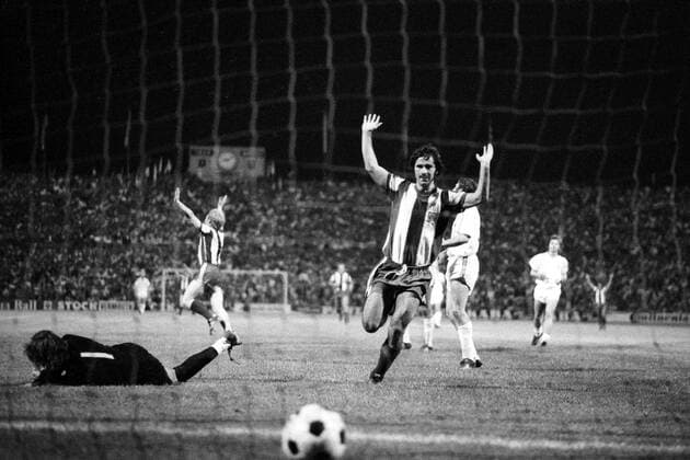 Gerd Müller (FC Bayern München) - Torjubel, li. am Boden Torwart Bernd Helmschrot (TSV 1860 München)