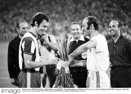 Franz Beckenbauer (FC Bayern München, li.) und Hans Rebele (TSV 1860 München)