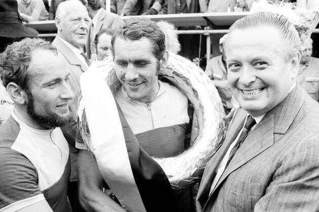 Olympia Straßenpreis München 1971, v.li.: Zenon Czechowski (Polen), Ryszard Szurkowski (Polen), NOK Präsident Willi Daume (BR Deutschland)