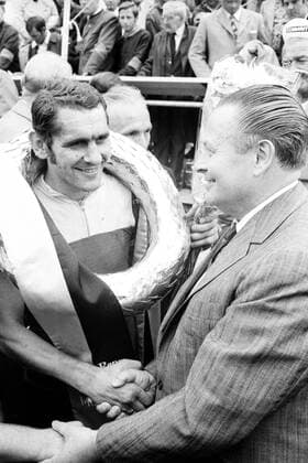 Olympia Straßenpreis München 1971 - NOK Präsident Willi Daume (BR Deutschland) gratuliert Ryszard Szurkowski (Polen)