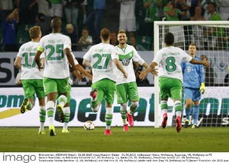 01.08.2015, Volkswagen Arena, Wolfsburg, Supercup, VfL Wolfsburg vs FC Bayern Muenchen, im Bild Andre Schuerrle (17, VfL Wolfsburg, li.), Naldo (25, VfL Wolfsburg), Maximilian Arnold (27, VfL Wolfsburg), Torschuetze Nicklas Bendtner (3, VfL Wolfsburg) und Vieirinha (8, VfL Wolfsburg) jubeln nach dem Sieg VfL Wolfsburg vs FC Bayern Muenchen