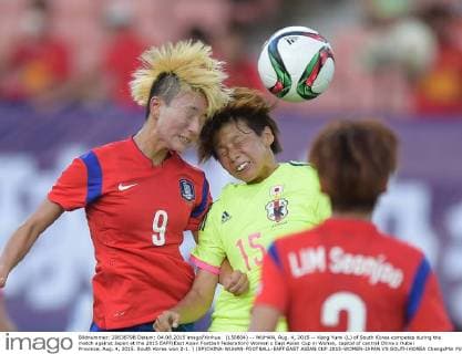 (150804) -- WUHAN, Aug. 4, 2015 -- Kang Yumi (L) of South Korea competes during the match against Japan at the 2015 EAFF(East Asian Football Federation) Women s East Asian Cup in Wuhan, capital of central China s Hubei Province, Aug. 4, 2015. South Korea won 2-1. ) (SP)CHINA-WUHAN-FOOTBALL-EAFF EAST ASIAN CUP 2015-WOMEN-JAPAN VS SOUTH KOREA ChengxMin 