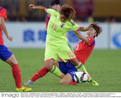 (150804) -- WUHAN, Aug. 4, 2015 -- Tanaka Mina (L) of Japan vies with Lim Seonjoo of South Korea during the match at the 2015 EAFF(East Asian Football Federation) Women s East Asian Cup in Wuhan, capital of central China s Hubei Province, Aug. 4, 2015. South Korea won 2-1. ) (SP)CHINA-WUHAN-FOOTBALL-EAFF EAST ASIAN CUP 2015-WOMEN-JAPAN VS SOUTH KOREA ChengxMin 