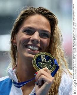 KAZAN, RUSSIA. AUGUST 4, 2015. Gold medalist, Russia s Yuliya Efimova (Yefimova) at an awards ceremony for the women s 100m Breaststroke final at the 16th FINA World Swimming Championships, at Kazan Arena. Valery Sharifulin TASS  TS009180