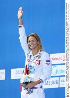 Yuliya Efimova (RUS), AUGUST 4, 2015 - Swimming : 16th FINA World Championships Kazan 2015 Women s 100m Breaststroke Medal Ceremony at Kazan Arena in Kazan, Russia. NoxThirdxPartyxSales  (umqa026691)