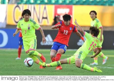 Kwon Hah-nul of South Korea, center, challenges Yumi Uetsuji, left, and Mina Tanaka, right, of Japan during their soccer match of the Women s East Asian Cup 2015 in Wuhan city, central China s Hubei province, 4 August 2015. South Korea beat Japan 2-1 at the Women s East Asian Cup in Wuhan on Tuesday (4 August 2015), giving the team their second victory in the ongoing tournament after they defeated China on Saturday. The first half saw Japan in the lead with a goal from Emi Nakajima, but South Korea came back in the second half when captain Cho So-Hyun equalised in the 54th minute. Midfielder Jeon Ga-Eul then sealed the team s fate during three minutes of injury time. South Korea beat Japan 2-1 in Women s East Asian Cup 20150804_28326