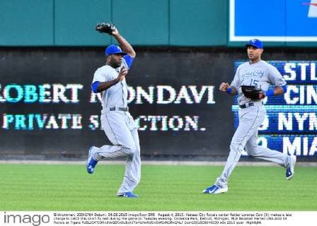 August 4, 2015: Kansas City Royals center fielder Lorenzo Cain (6) makes a late charge to catch this short fly ball during the game on Tuesday evening, Comerica Park, Detroit, Michigan. MLB Baseball Herren USA AUG 04 Royals at Tigers Icon2581508040030 EDITORIAL USE ONLY