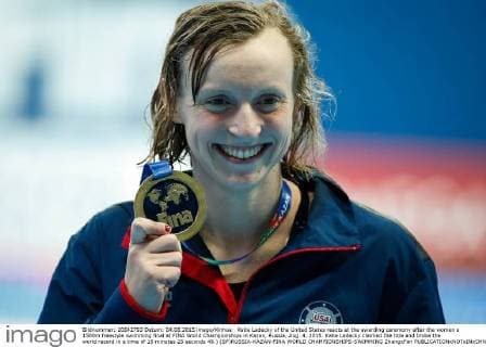 Katie Ledecky of the United States reacts at the awarding ceremony after the women s 1500m freestyle swimming final at FINA World Championships in Kazan, Russia, Aug. 4, 2015. Katie Ledecky claimed the title and broke the world record in a time of 15 minutes 25 seconds 48.) (SP)RUSSIA-KAZAN-FINA WORLD CHAMPIONSHIPS-SWIMMING ZhangxFan 