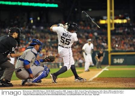 August 4, 2015: Detroit Tigers first baseman Jefry Marte (55) breaks his bat on this foul line drive during the game on Tuesday evening, Comerica Park, Detroit, Michigan. MLB Baseball Herren USA AUG 04 Royals at Tigers Icon2581508040040 EDITORIAL USE ONLY