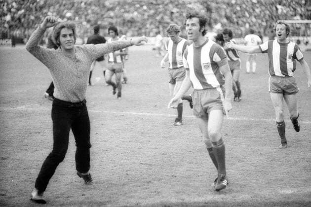 Der FC Bayern München gewinnt den DFB-Pokal: Franz Beckenbauer (mi.) und Johnny Hansen jubeln